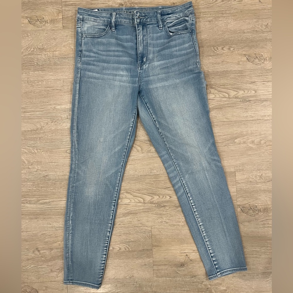 Light wash American eagle stretchy jeans